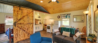 Quiet Country Escape: Fire Pit, Fish On-site!