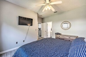 House (3 Bedrooms) | Interior - Cozy Wilmington Bungalow ~ 6 Mi to Beaches! (Wilmington)