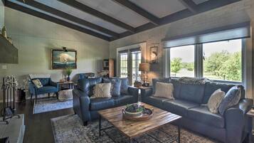 TV, perapian, dan buku