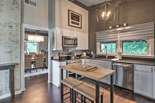 Chic Family-friendly Home With Outdoor Oasis!