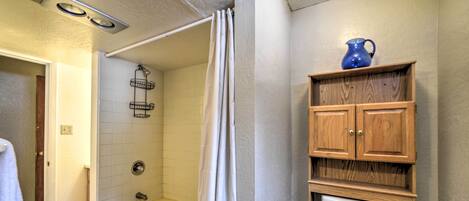 Ein Badezimmer mit Badewanne, Toilette und Holzschrank.