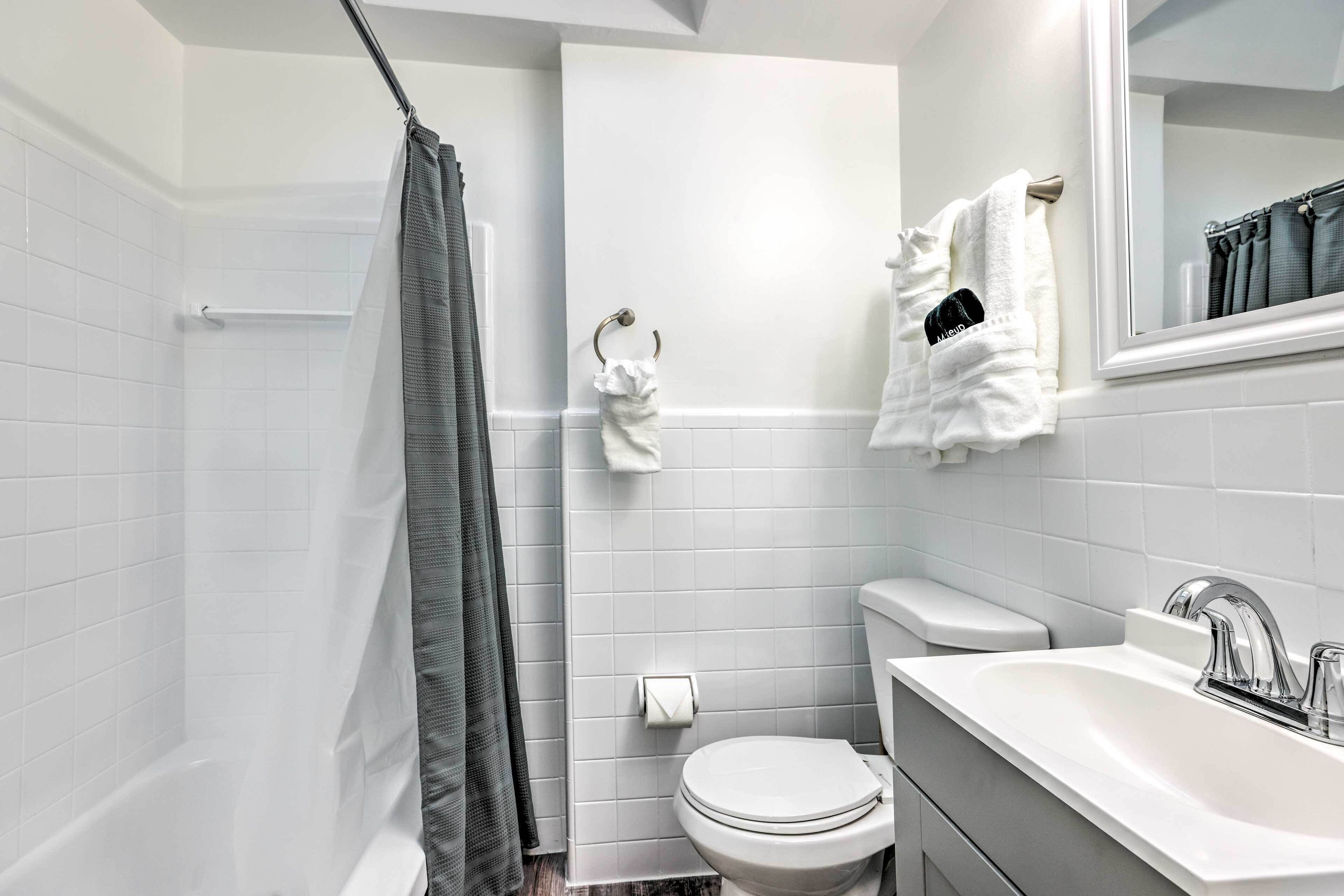 Ein modernes Badezimmer mit einer Badewanne, Toilette und Waschbecken.
