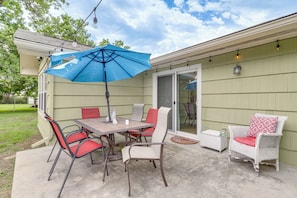 Outdoor dining - Lovely Tomball Home < 1 Mi to Dtwn + Pool Access! (Tomball)