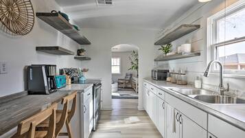 Cottage (1 Bedroom) | Cuisine privée | Micro-ondes, four, plaque de cuisson, blender