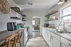 Cottage (1 Bedroom) | Private kitchen | Microwave, oven, stovetop, blender