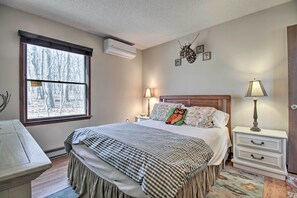 House (3 Bedrooms) | 3 bedrooms, bed sheets - Cozy Wintergreen Cabin Near Mountain Inn & Slopes! (Nellysford)