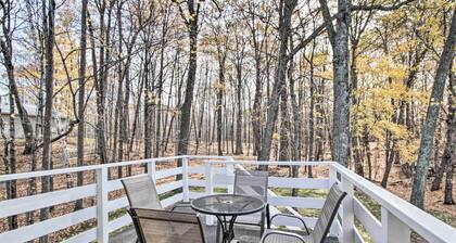 Pet-friendly New Auburn Apt w/ On-site Lake!