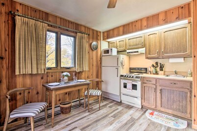 Pet-friendly New Auburn Apt w/ On-site Lake!