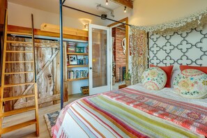 1 غرفة نوم ومساحة عمل للكمبيوتر المحمول ومكواة/لوح كي وملاءات أسرّة