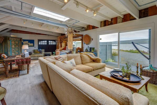 تلفزيون، مدفأة، كُتُب