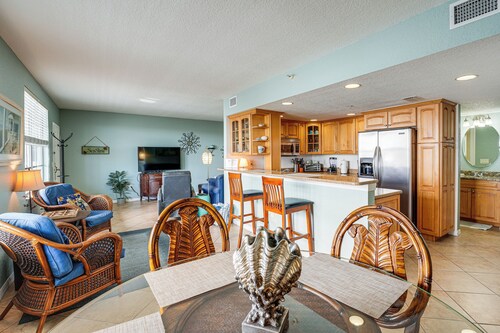 2 Blocks to Clearwater Beach: Walkable Coastal Gem