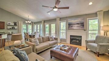 Rumah (5 Bedrooms) | Area keluarga | TV, perapian, konsol video game, dan meja tenis meja