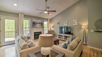 TV, lò sưởi, máy chơi game, bàn bóng bàn