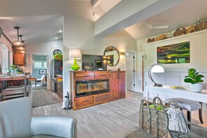 TV, fireplace, books - The Retreat at Oakcrest Farms: on 12 Acres! (Willis)