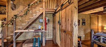'the Bovard Lodge' Rustic Cabin Near Ohio River!