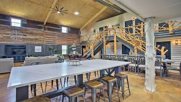 House (5 Bedrooms) | Interior
