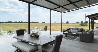 'the Copper Roost': Lake Texoma Escape w/ Hot Tub