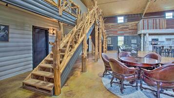 House (5 Bedrooms) | Interior