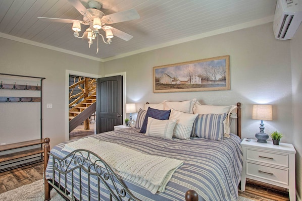 House (5 Bedrooms) | Interior - 'the Copper Roost': Lake Texoma Escape w/ Hot Tub (Calera)