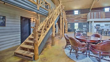 House (5 Bedrooms) | Interior