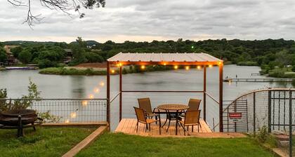 Granbury Getaway w/ Lake Views: 2 Mi to Downtown!