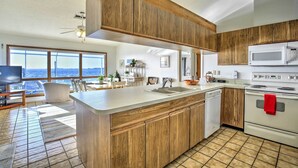 House (4 Bedrooms) | Dapur peribadi | Ketuhar gelombang mikro, ketuhar, dapur, pengisar 