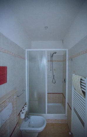 Douche, sèche-cheveux, bidet, serviettes fournies