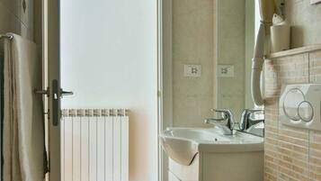 Dusch, hårtork, bidé och handdukar