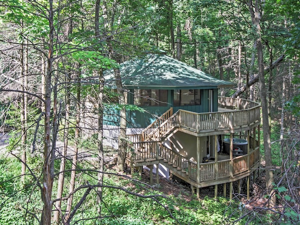 Unique Gatlinburg Cabin: Decks, Hot Tub, Fire Pit - Gatlinburg