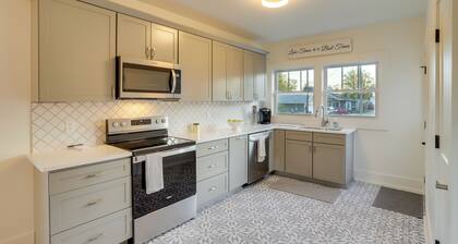 Indiana Vacation Rental - Walk to Syracuse Lake!