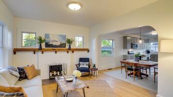 House (4 Bedrooms) | Front of property