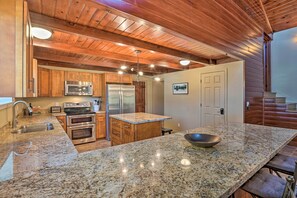 House (3 Bedrooms) | Private kitchen | Microwave, oven, stovetop, dishwasher