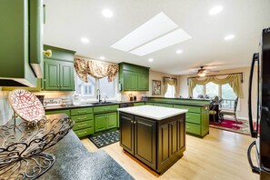 House (5 Bedrooms) | Front of property - Home in Bella Vista w/ Deck & Lake Windsor Views! (Bella Vista)