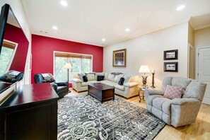 House (5 Bedrooms) | Interior