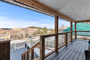 Property grounds - Esther's Apt: Parking + Views of The Open Cut (Lead)