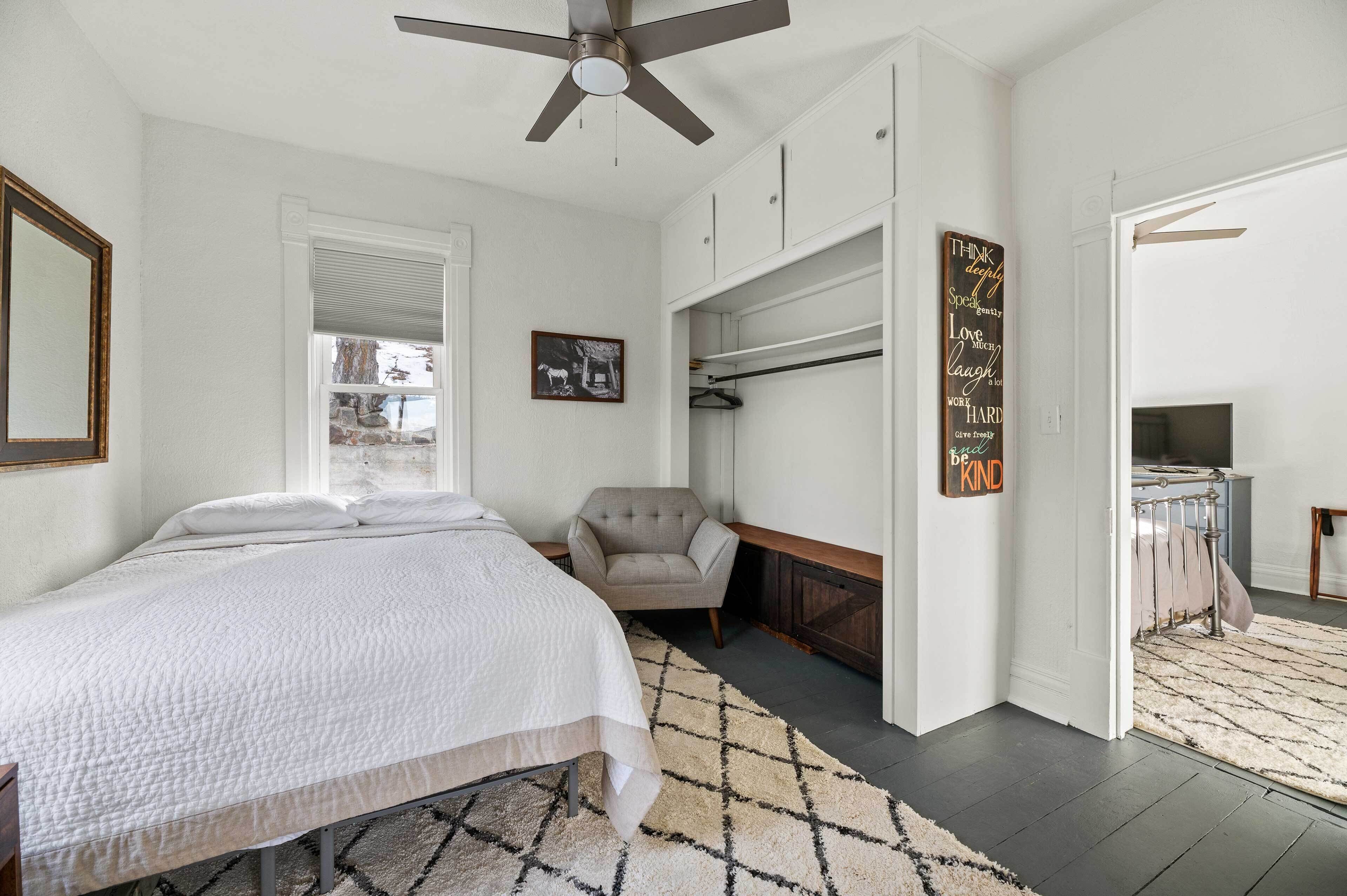 2 bedrooms, laptop workspace, iron/ironing board, bed sheets