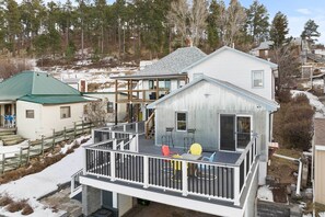Exterior - Esther's Apt: Parking + Views of The Open Cut (Lead)