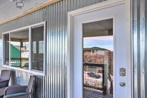 Property grounds - Esther's Apt: Parking + Views of The Open Cut (Lead)