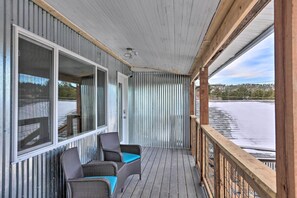 Terrace/patio - Esther's Apt: Parking + Views of The Open Cut (Lead)