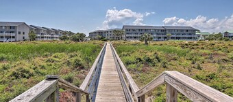 Ocean-view Island Condo w/ Pool: Pets Welcome!