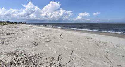 Ocean-view Island Condo w/ Pool: Pets Welcome!