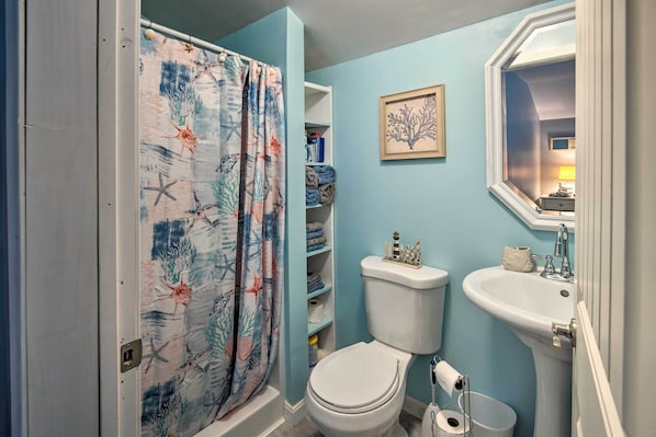 A bathroom with a toilet, sink, and shower curtain with a sea-themed design. - Charming Studio < 10 Miles to Wells' Beaches! (Wells)