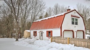 A white building with a red roof and a wooden fence in front. - Charming Studio < 10 Miles to Wells' Beaches! (Wells)
