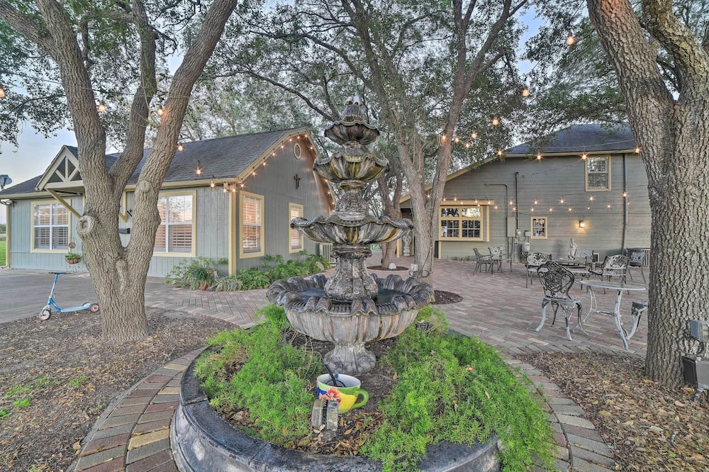 Casa de Samuel - Patio, Fountain & Outdoor Kitchen - Kleberg County, TX