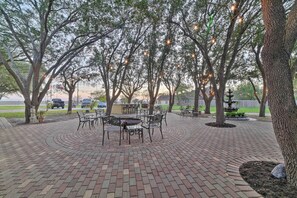 Interior - Casa de Samuel - Patio, Fountain & Outdoor Kitchen (Corpus Christi)