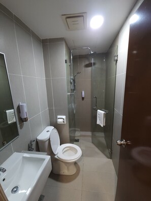 Dusche, Hydromassagedusche, kostenlose Toilettenartikel, Haartrockner