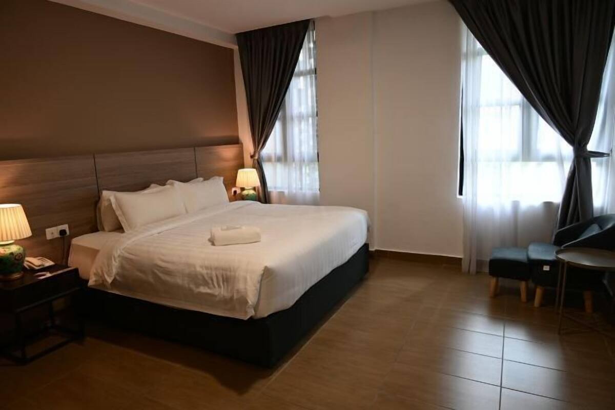 1 bedroom, pillow-top beds, desk, laptop workspace