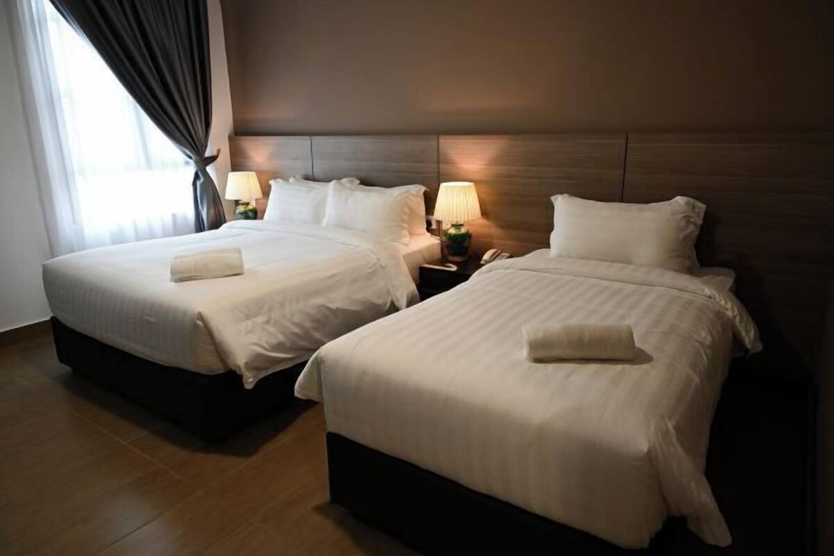 1 bedroom, pillow-top beds, desk, laptop workspace