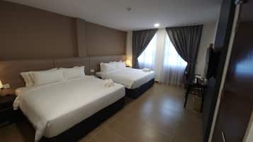 1 bedroom, pillowtop beds, desk, laptop workspace