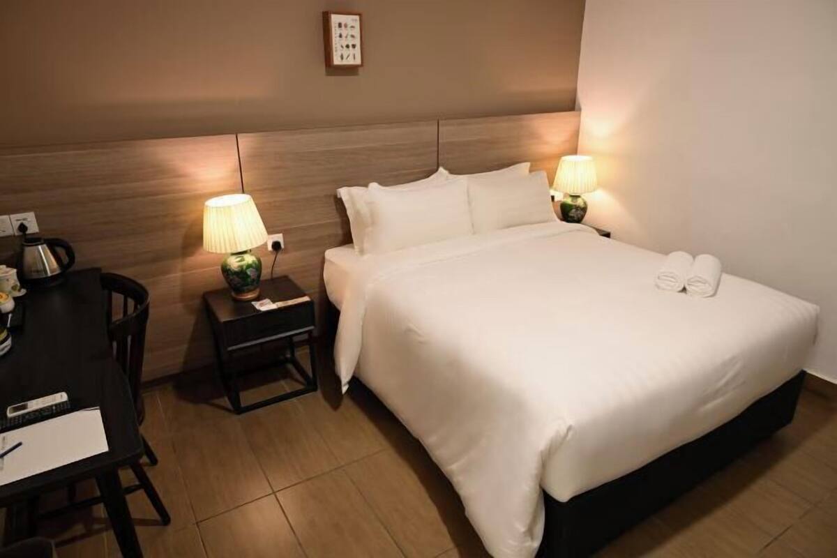 1 bedroom, pillow-top beds, desk, laptop workspace